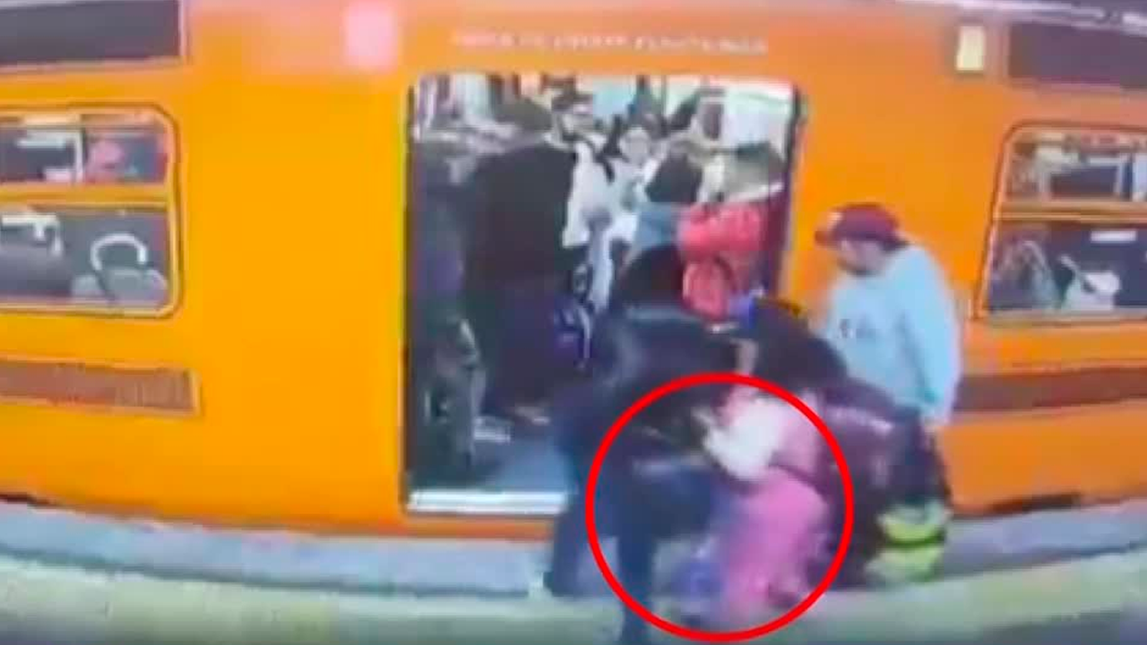 Un cortocircuito en la estación Merced de la Línea 1 del Metro provocó el desalojo de un tren, luego de que un paraguas cayera a la zona de vías.