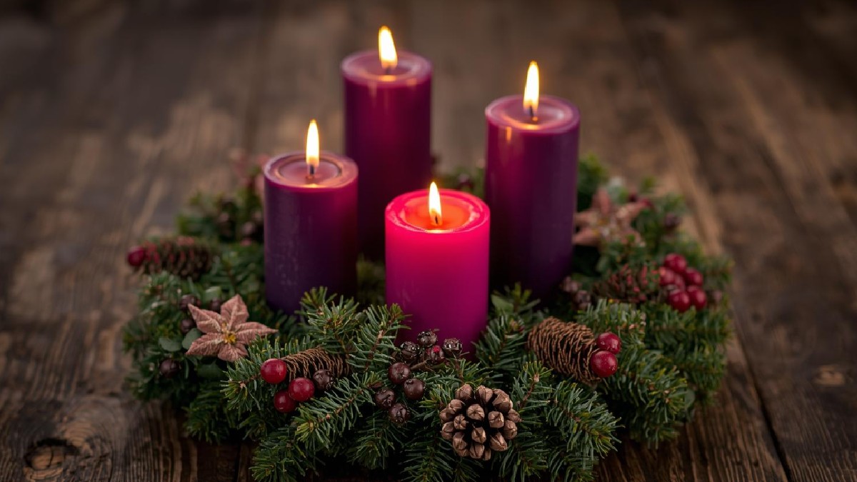 corona de adviento con las cuatro velas encendidas