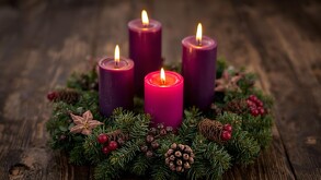 corona de adviento con las cuatro velas encendidas