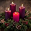 corona de adviento con las cuatro velas encendidas