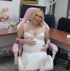 Vivian Polanía aparece con un vestido blanco en su oficina de trabajo y aún embarazada de su pequeña hija.