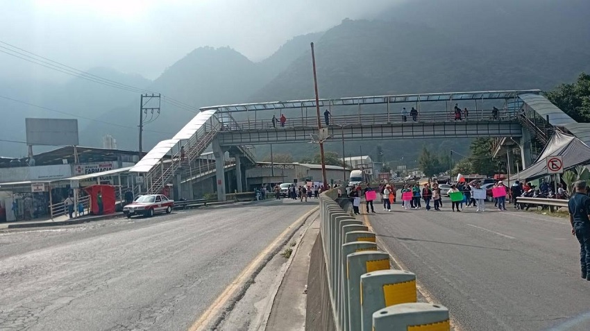 Aspecto de una carretera bloqueada por trabajadores de la salud en Veracruz.