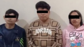 Tres personas detenidas con una cinta negra que cubre sus ojos para respetar su presunción de inocencia.