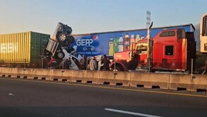 Camión Pepsi en accidente en la autopista Guadalajara Colima cerca de Ciudad Guzmán