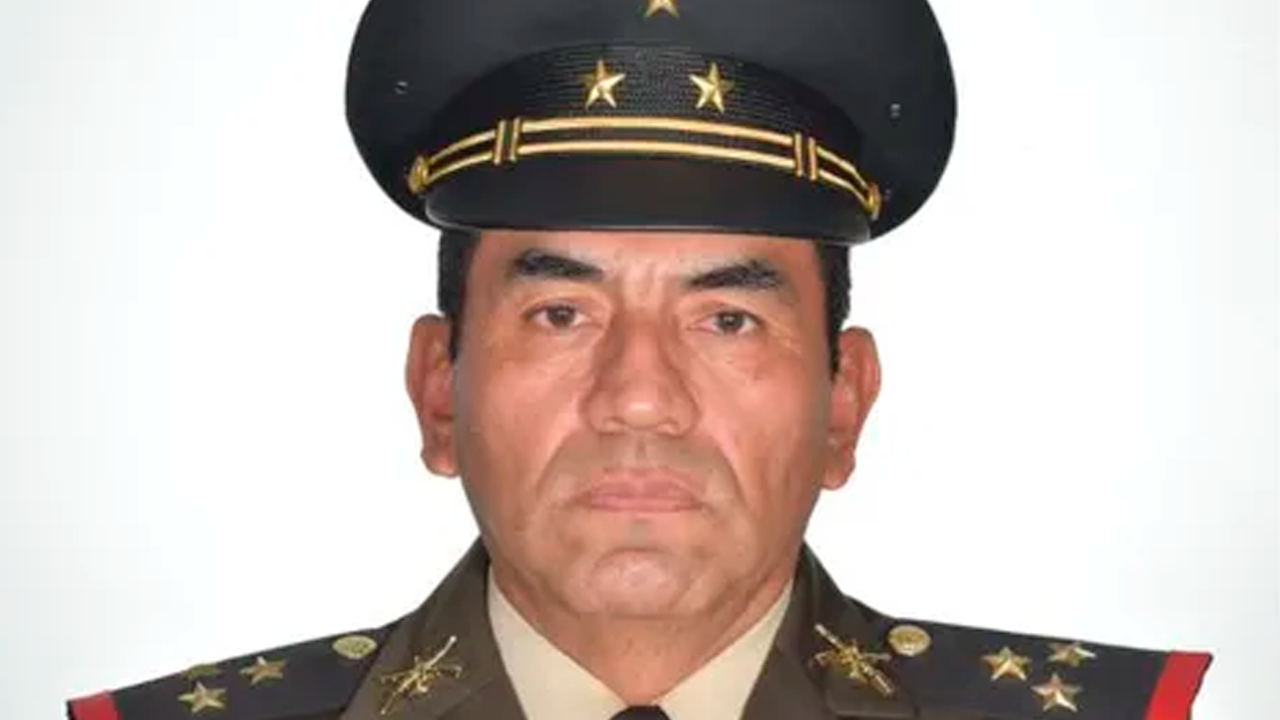 La Fiscalía de Michoacán emitió una ficha de búsqueda a nivel nacional contra José Manuel Jiménez, exjefe de escoltas del exalcalde de Uruapan, Carlos Manzo.