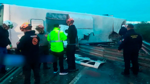 La empresa propietaria del camión urbano de la ruta 611 que volcó en el municipio de Apodaca, señaló la presunta participación de otro vehículo en el hecho.