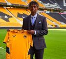 Ethan McLeod durante su presentación con el Wolverhampton