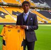Ethan McLeod durante su presentación con el Wolverhampton