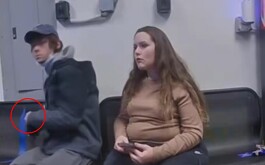 Dos jóvenes en un sillón