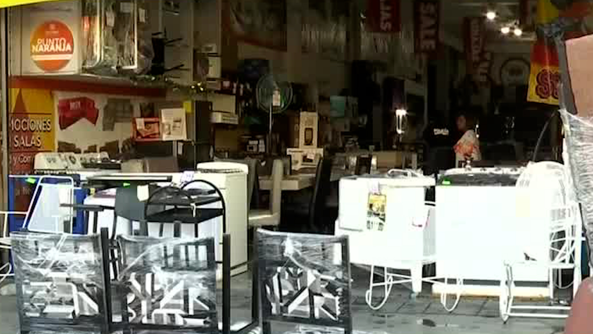 Intensa movilización en Cuauhtémoc y Reforma por una mueblería que amaneció con las cortinas abiertas.