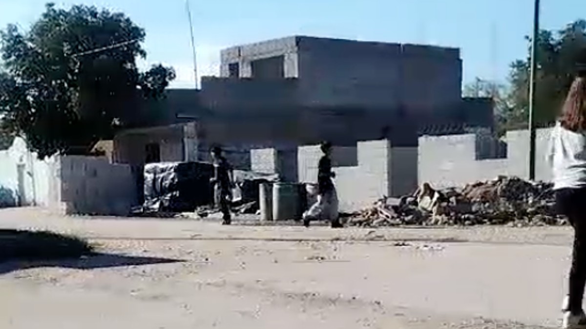 Menores que presuntamente pertenecen a una pandilla y dañan viviendas y autos en la colonia Rebollo Acosta.