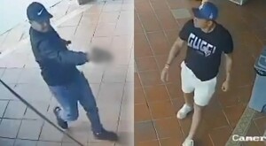 A la izquieda: Hombre apuntando un arma con la mano derecha. A la izquieda: El futbolista Mario Pineida volteando a ver hacia la izquierda al hombre armado