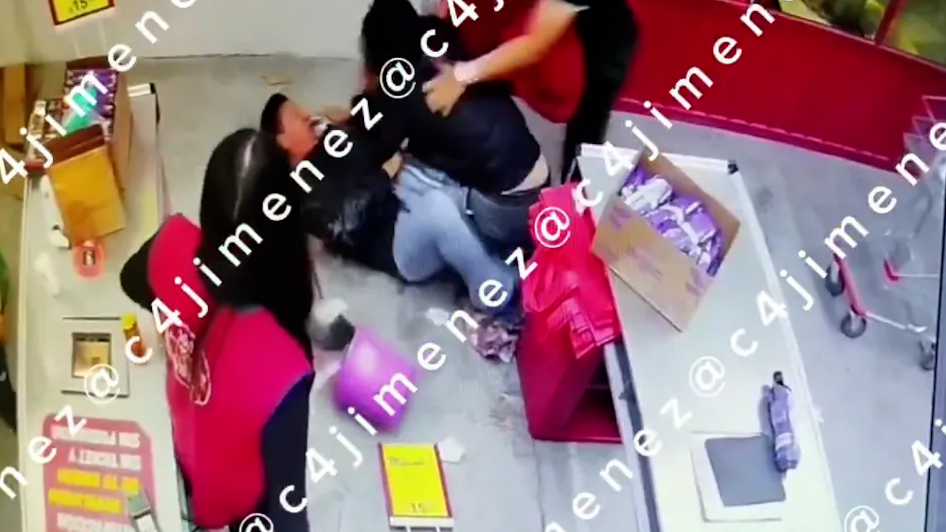 Cámaras de seguridad captaron el momento en el que un sujeto intentó asaltar a los empleados, quienes lo enfrentaron.