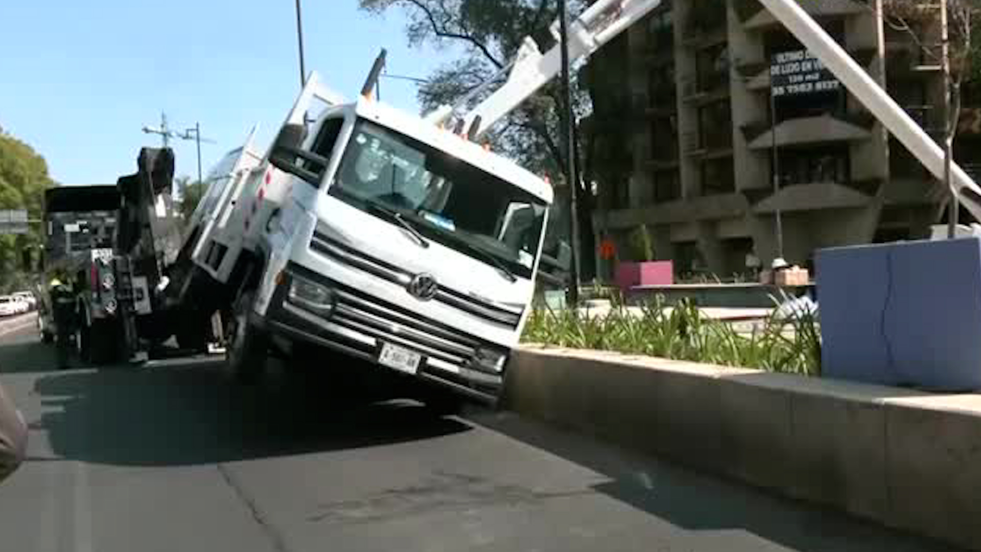 Servicios de emergencia se movilizaron tras el reporte del siniestro sobre Av. Chapultepec con dirección al Sur de la CdMx.