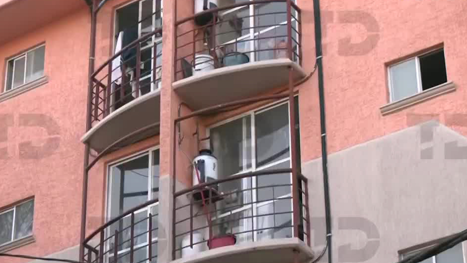 Según primeros reportes al interior del inmueble un hombre de aproximadamente de 45 años se encontró sin signos vitales.