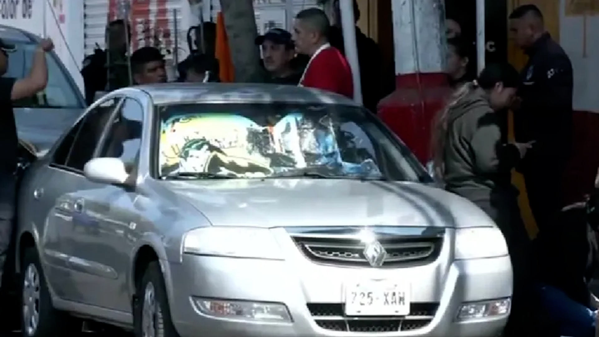 Dos sujetos a bordo de una motocicleta dispararon en contra de un carnicero. Servicios de emergencia laboran en la zona.