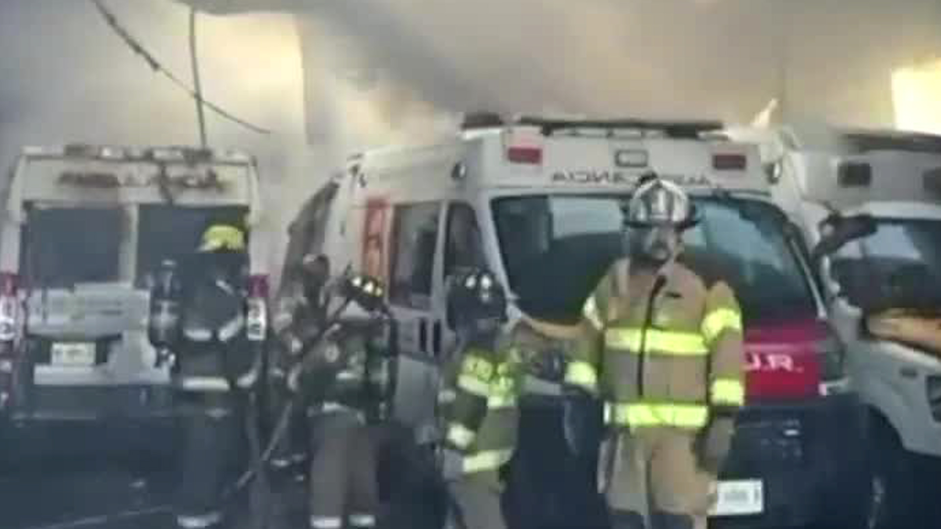 Un incendio en una bodega sobre la avenida Las Torres movilizó a bomberos este mediodía. El balance preliminar indica cinco vehículos destruidos.