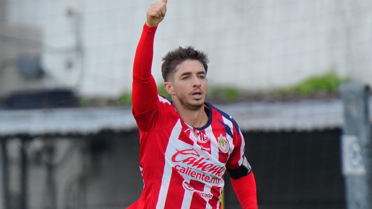 Isaac Brizuela jugando un partido con la camisa de Chivas.