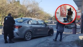 La llanta entró volando y pasa exactamente por el sitio donde momentos antes estaba sentado el joven