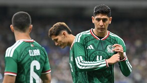 Edson Álvarez a punto de iniciar un partido de la Selección Mexicana.