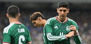 Edson Álvarez a punto de iniciar un partido de la Selección Mexicana.