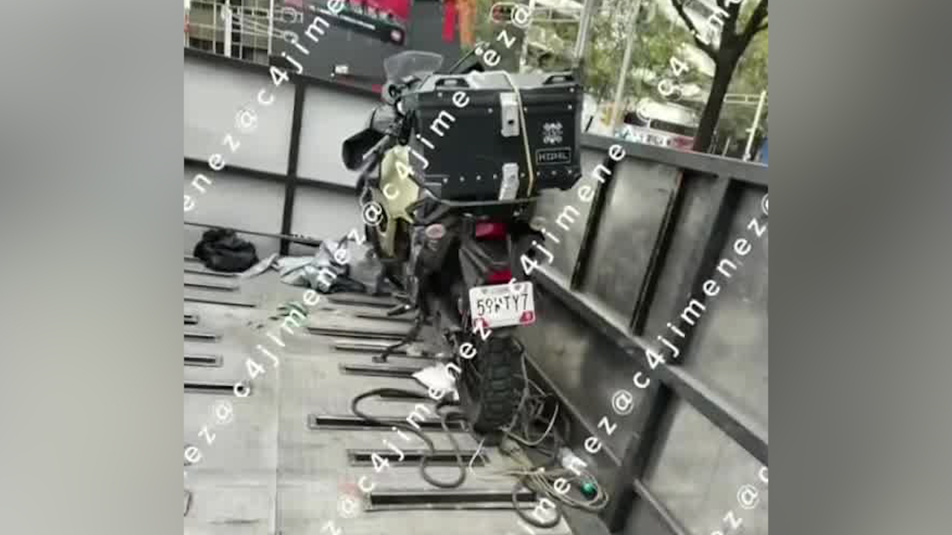 El conductor fue detenido por invadir el carril confinado del Metrobús sobre paseo de la reforma.