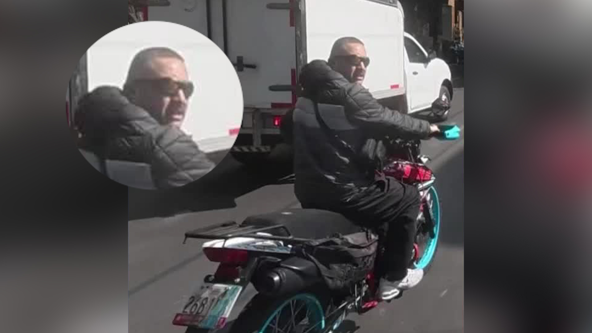 Además de circular por el carril confinado y taclear a Elías, el agresor viajaba con su placa cubierta y sin casco.