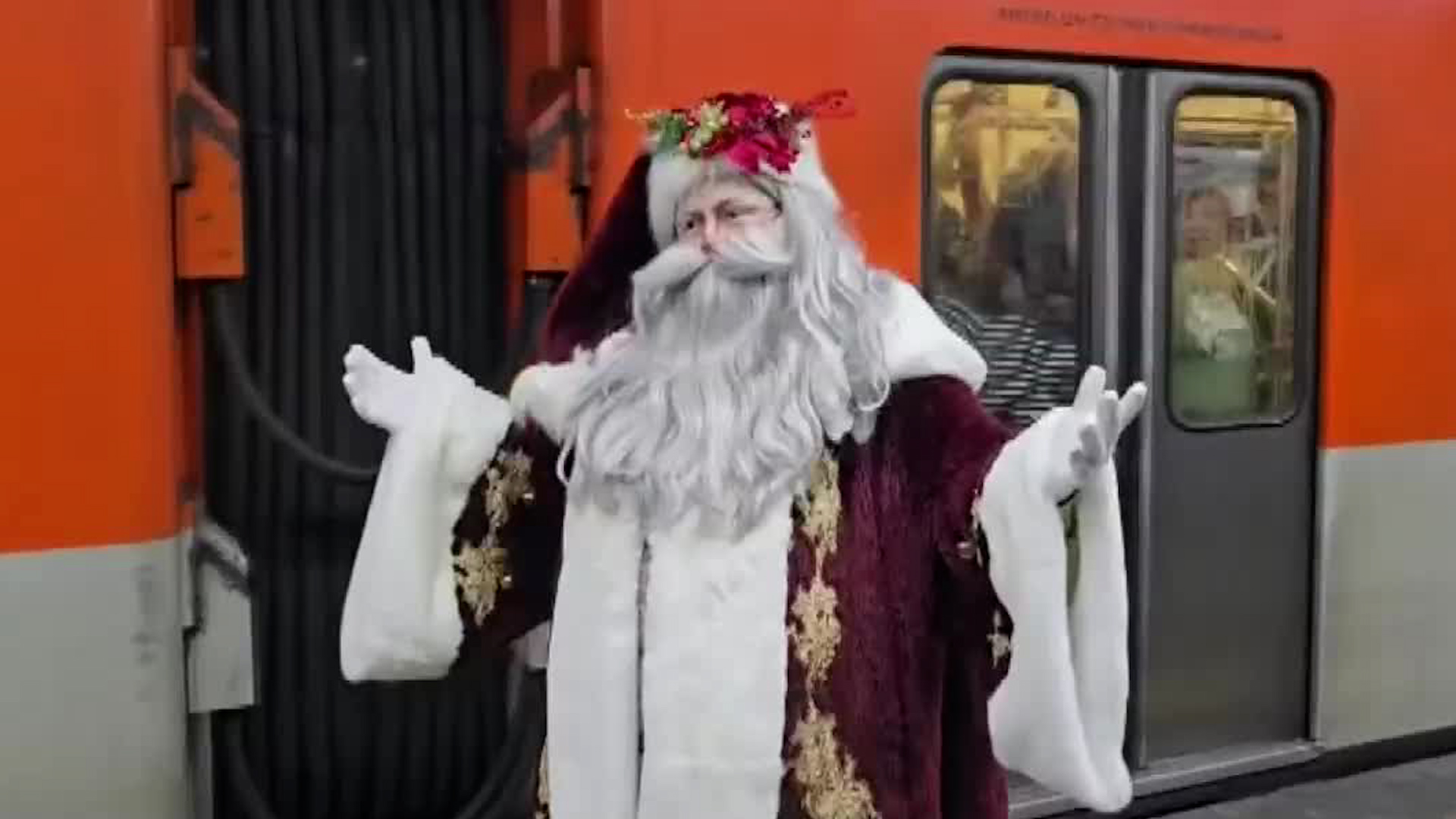 Miguel Moctezuma, el hombre detrás de Santa Iluminado, asegura disfrutar mucho este pasatiempo que lleva más de siete años realizando.