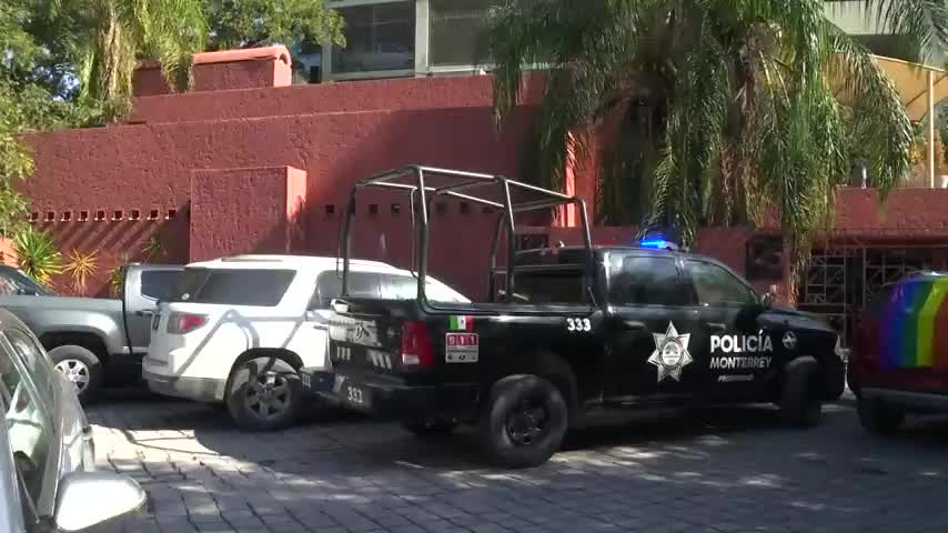 Autoridades acudieron a una notaría del poniente de Monterrey, luego de que empleados detectaron daños en puertas e interior del inmueble.