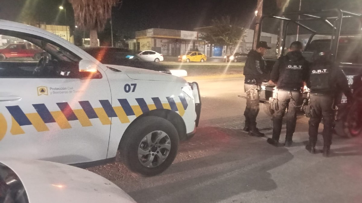 Autoridades de Torreón deteniendo a un hombre por vender pirotecnia en Ciudad Nazas.