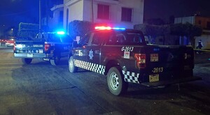 Dos patrullas de la Policía de Guadalajara y Fiscalía de Jalisco estacionadas en la calle con las sirenas encendidas durante la noche