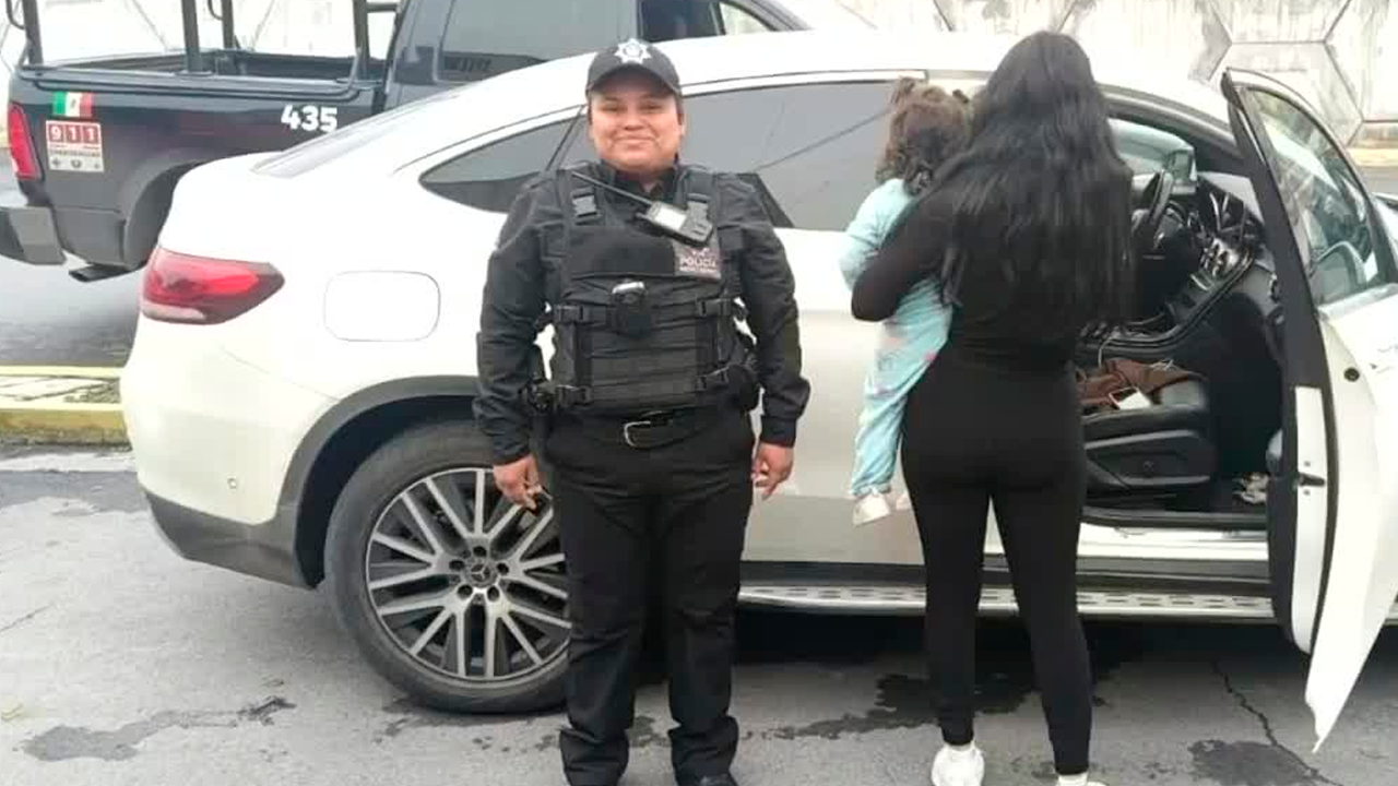 Un descuido provocó que una menor quedara atrapada dentro de un vehículo en Residencial Lincoln, Monterrey.