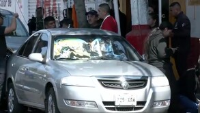 Policías resguardando el cuerpo de pollero asesinado a balazos en Agrícola Pantitlán.