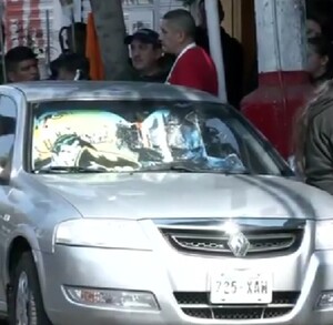 Policías resguardando el cuerpo de pollero asesinado a balazos en Agrícola Pantitlán.