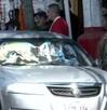 Policías resguardando el cuerpo de pollero asesinado a balazos en Agrícola Pantitlán.