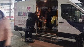 Autoridades haciéndose cargo de un menor sustraído por su abuela en el estado de Zacatecas.