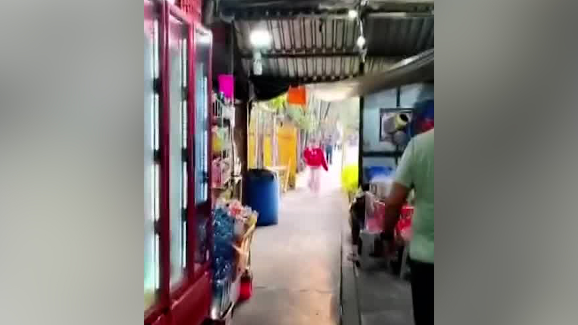 El comercio ambulante abarca gran parte de las vialidades para peatones poniéndolos en riesgo.