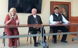 Cadenal junto con más personalidades, sentados