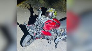 Motocicleta dañada color rojo luego de haber sido impactada por un automóvil en San Pedro, Coahuila.