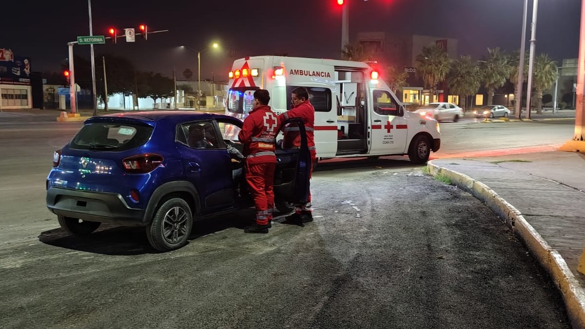 Paramédicos atendiendo a hombre que sufrió convulsiones mientras hacía un viaje en Didi.
