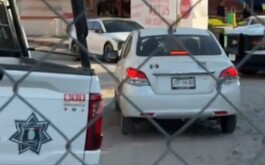 Patrulla de Tlajomulco y más vehículos de fondo