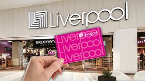 Aspecto de una tienda Liverpool en México, con una mano sobrepuesta cargando una tarjeta de la tienda.
