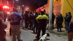 Personas reunidas afuera de una vivienda tras la detonación de pirotecnia clandestina en el municipio de Tehuacán, Puebla.