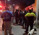 Personas reunidas afuera de una vivienda tras la detonación de pirotecnia clandestina en el municipio de Tehuacán, Puebla.