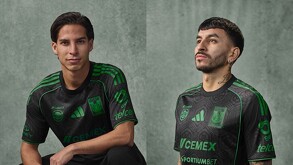 Diego Laínez y Ángel Correa posando con el nuevo jersey alternativo de Tigres para el 2026.