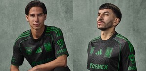 Diego Laínez y Ángel Correa posando con el nuevo jersey alternativo de Tigres para el 2026.