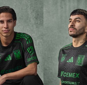 Diego Laínez y Ángel Correa posando con el nuevo jersey alternativo de Tigres para el 2026.