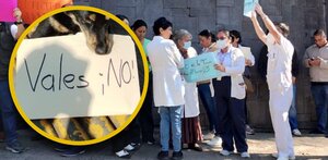 Personas vestidas de color blanco sosteniendo pancartas durante una protesta en Veracruz, México.