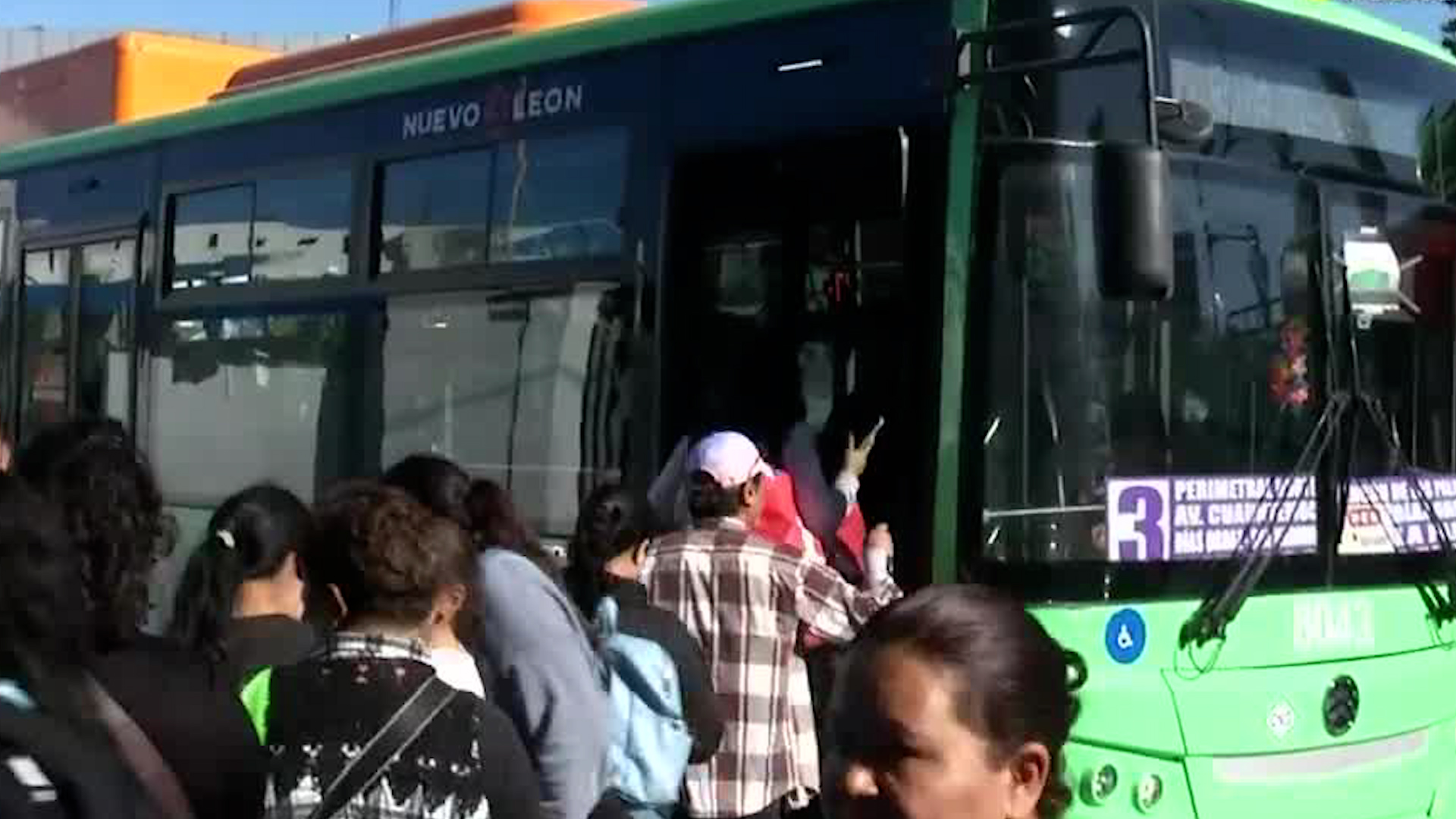 Tras los accidentes durante el último mes del año, miles de usuarios aseguran que los choferes no tienen precaución al conducir.