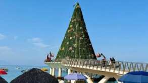Arbol navideño en muelle de Puerto Vallarta durante el día en playa los muertos.